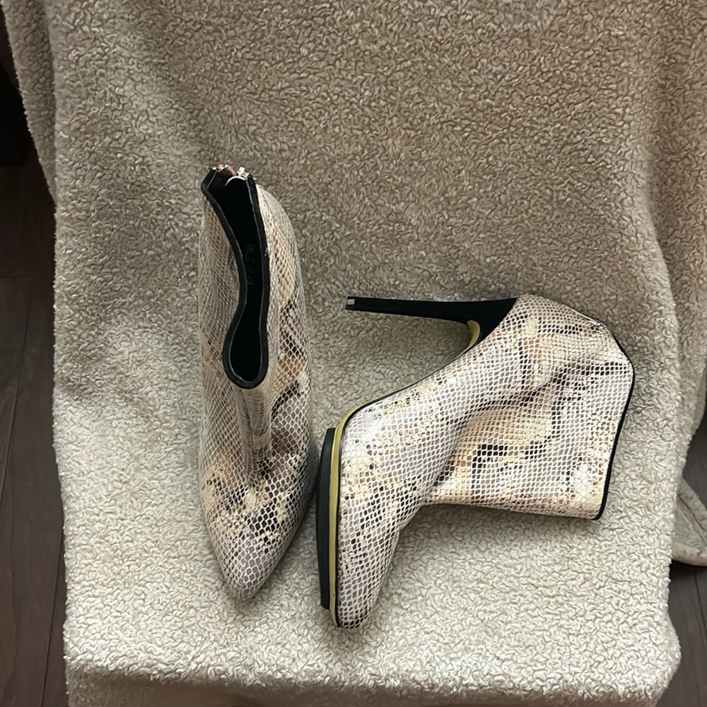 Can’t handle the heel?Get out the kitchen!Sz 10 Women’s reptile look(New)heel$40